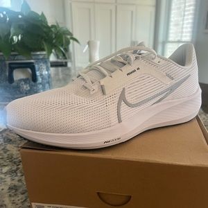 Nike Pegasus 40 BRAND NEW, never worn.